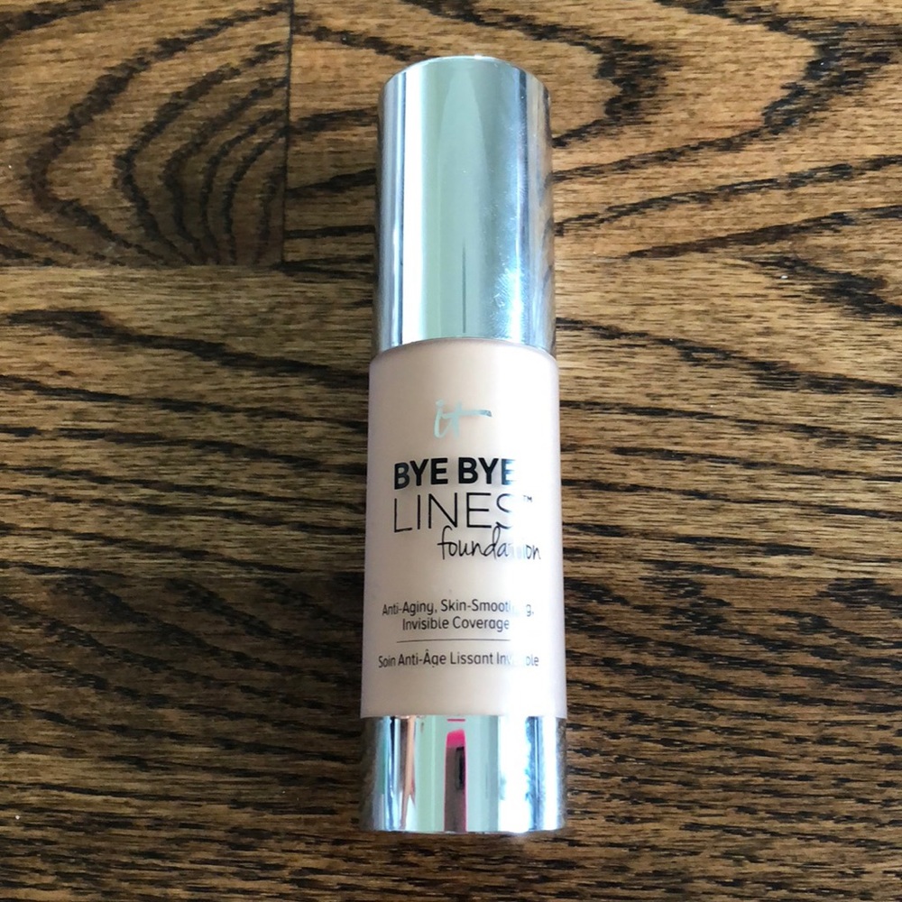Medium Tan IT Cosmetics Bye Bye Lines Foundation